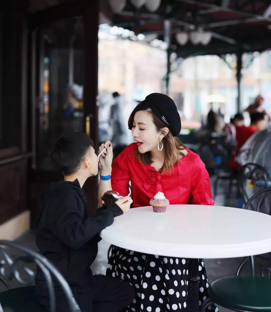 我们在上海迪士尼里玩耍了一天,发现穿的美才能玩的好!