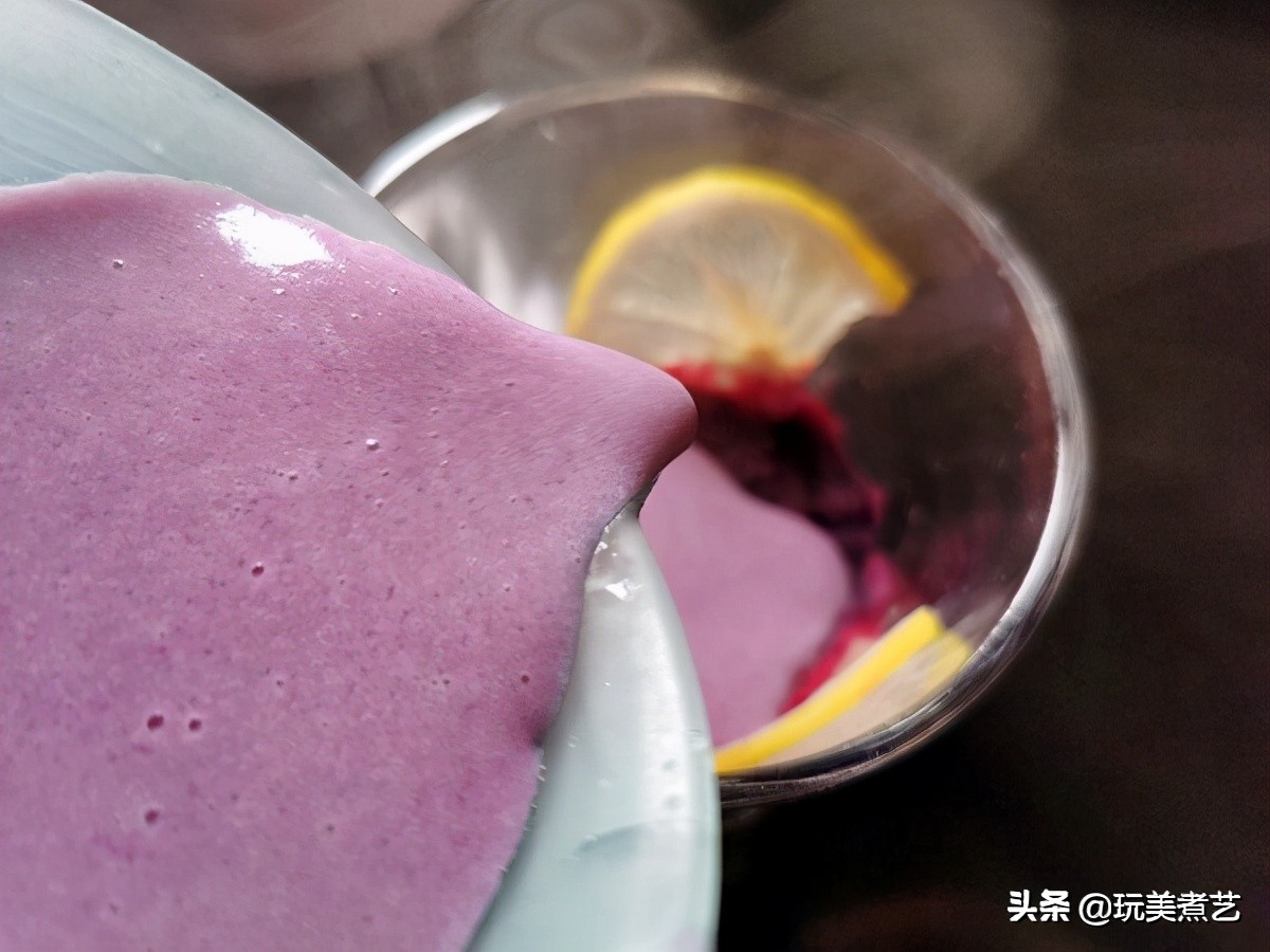 春风轻拂，落下一地金黄，拾掇后的甜品，松花粉双紫布丁