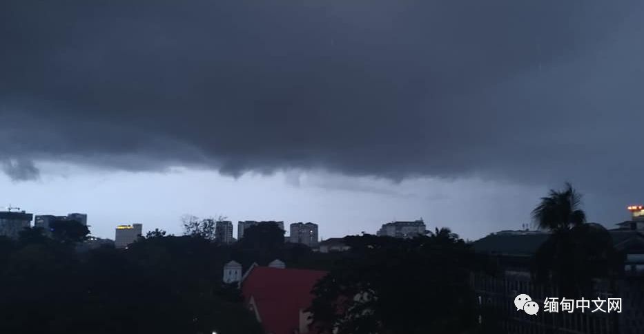 仰光雷雨，积水没过大腿，不少车子在水中“游”