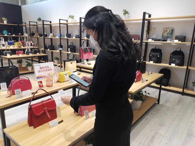 3500余种进博会同款商品五五折起?价目表记者拍下来了……