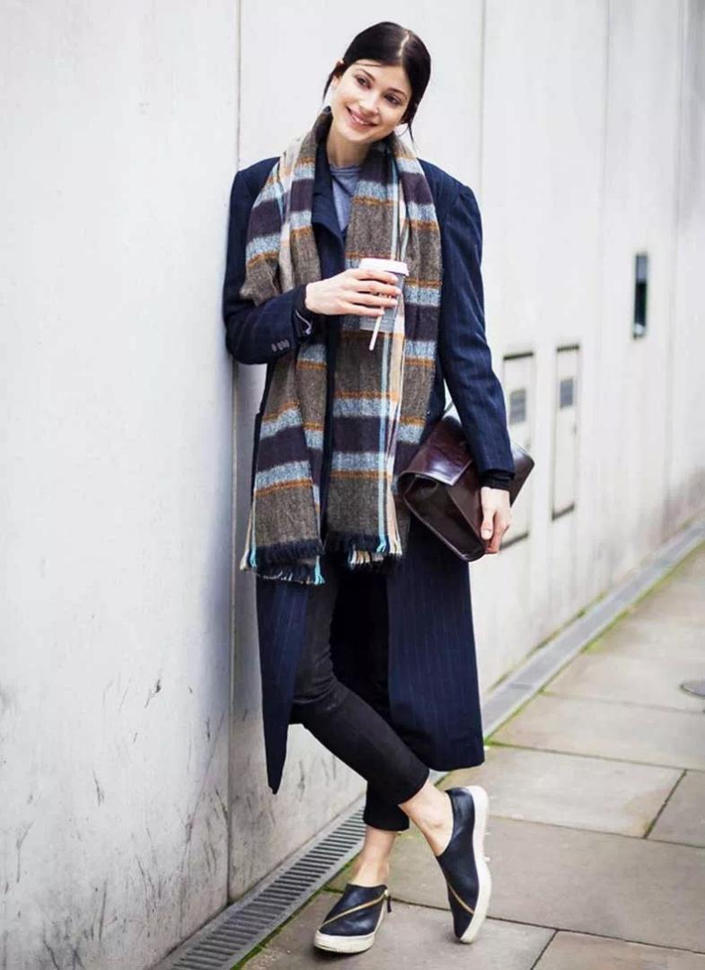 大衣围巾女冬季高级感系法,喜欢穿大衣的女孩子是什么风格