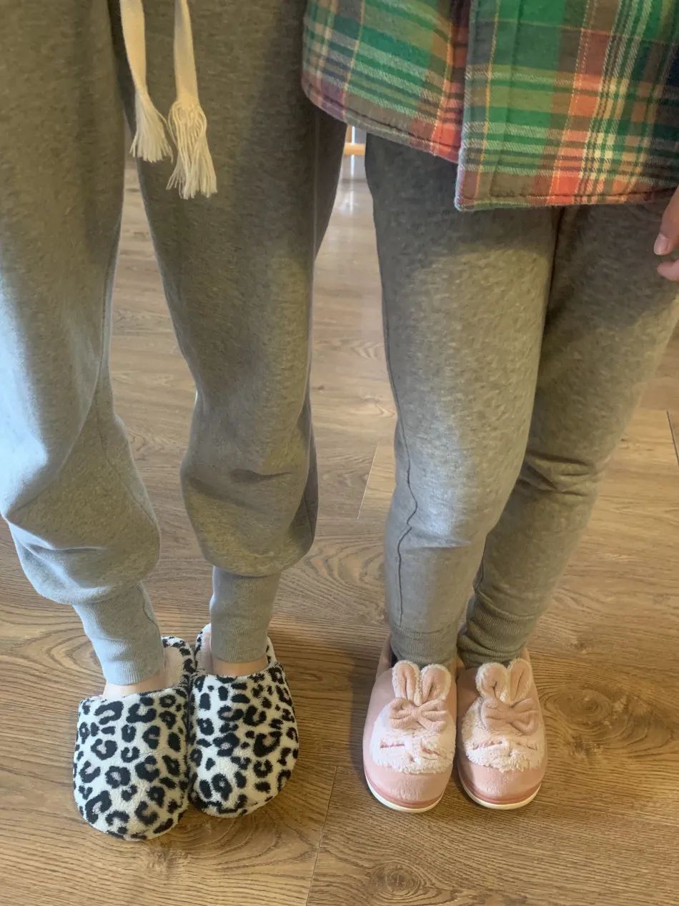 每个人的衣橱里都有一条灰色卫裤,每个人是不是都有一条灰色卫裤