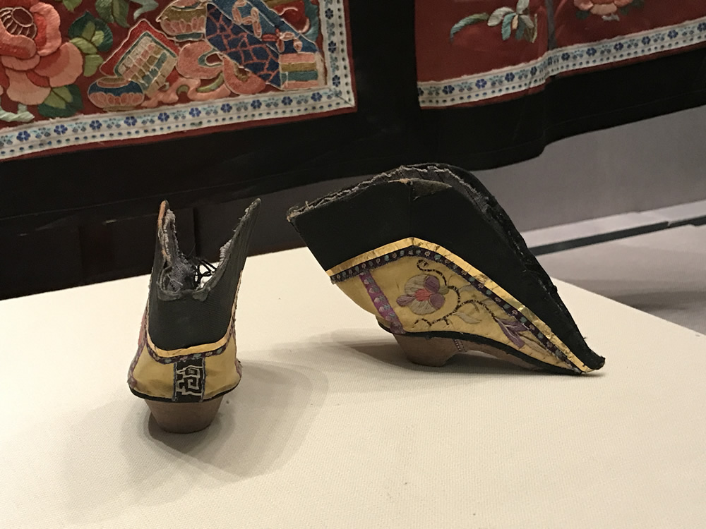 清朝精美绣花鞋,清朝宫廷照片小脚