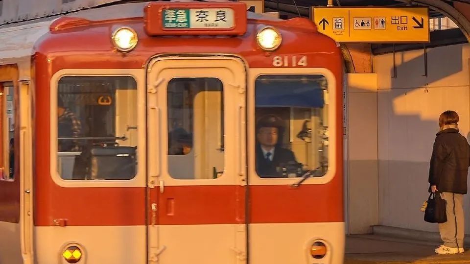 江小白金色庄园开会文案,江小白深夜的酒文案短句干净治愈