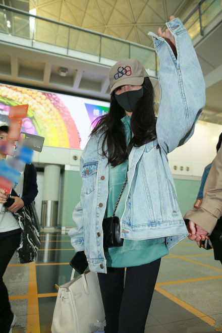 杨幂最新机场照马丁靴,杨幂同款闪电帆布鞋