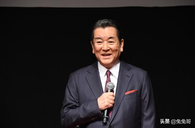 日本男星吃饭时不小心吸入气管，咳嗽引发小脑出血，紧急住院治疗