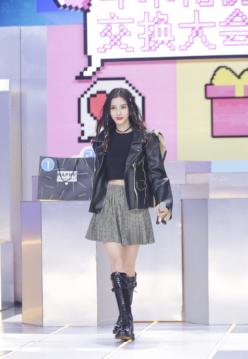 baby参加巴黎时装周粉色衣服,baby机场女卫衣