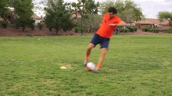 足球转身踢球训练方法,足球拉球转身过人教学