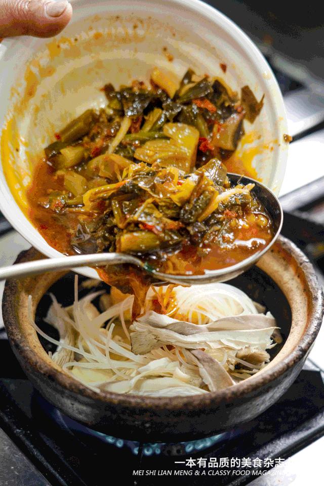 大叔自创鸡蛋饼从2元卖到10元,小伙摆摊卖了3年鸡蛋饼