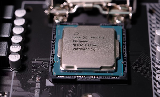 我给我老婆配了一台他们单位最好的电脑，让她再也没有理由划水