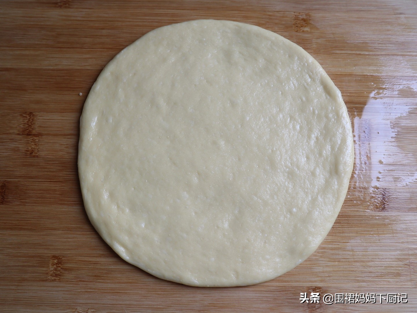 在家用现成披萨饼做披萨简单做法,家庭披萨自己做饼皮