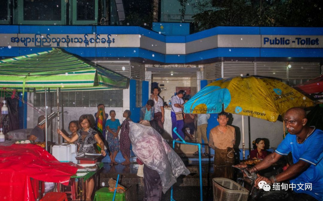 仰光雷雨，积水没过大腿，不少车子在水中“游”