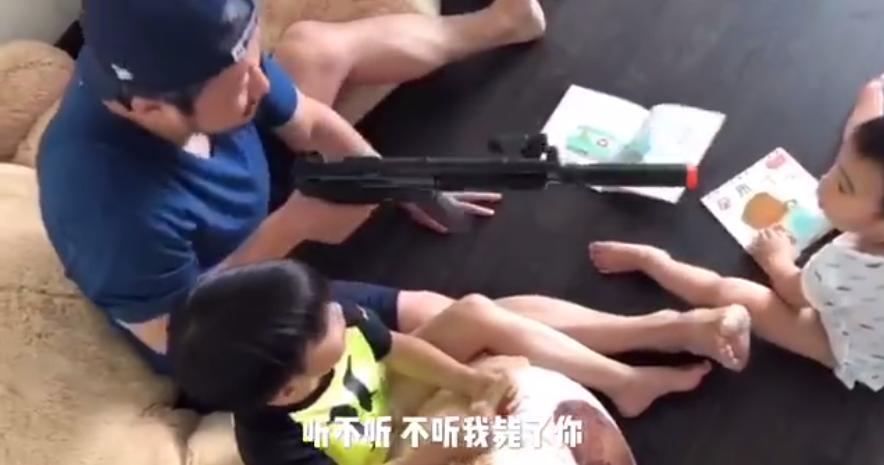 吴京儿子肌肉照,吴京儿子肌肉照片