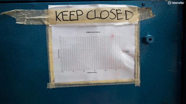 碳纤维自行车车身修复视频教程,碳纤维自行车针孔如何修复