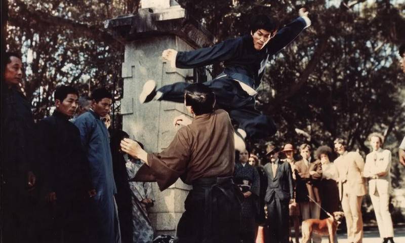 李小龙传奇打黑社会老大,李小龙传奇第一次打倒黄皮小子