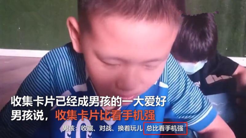 收藏动漫周边的好处，10后摆摊卖动漫卡片，最高一天赚六百