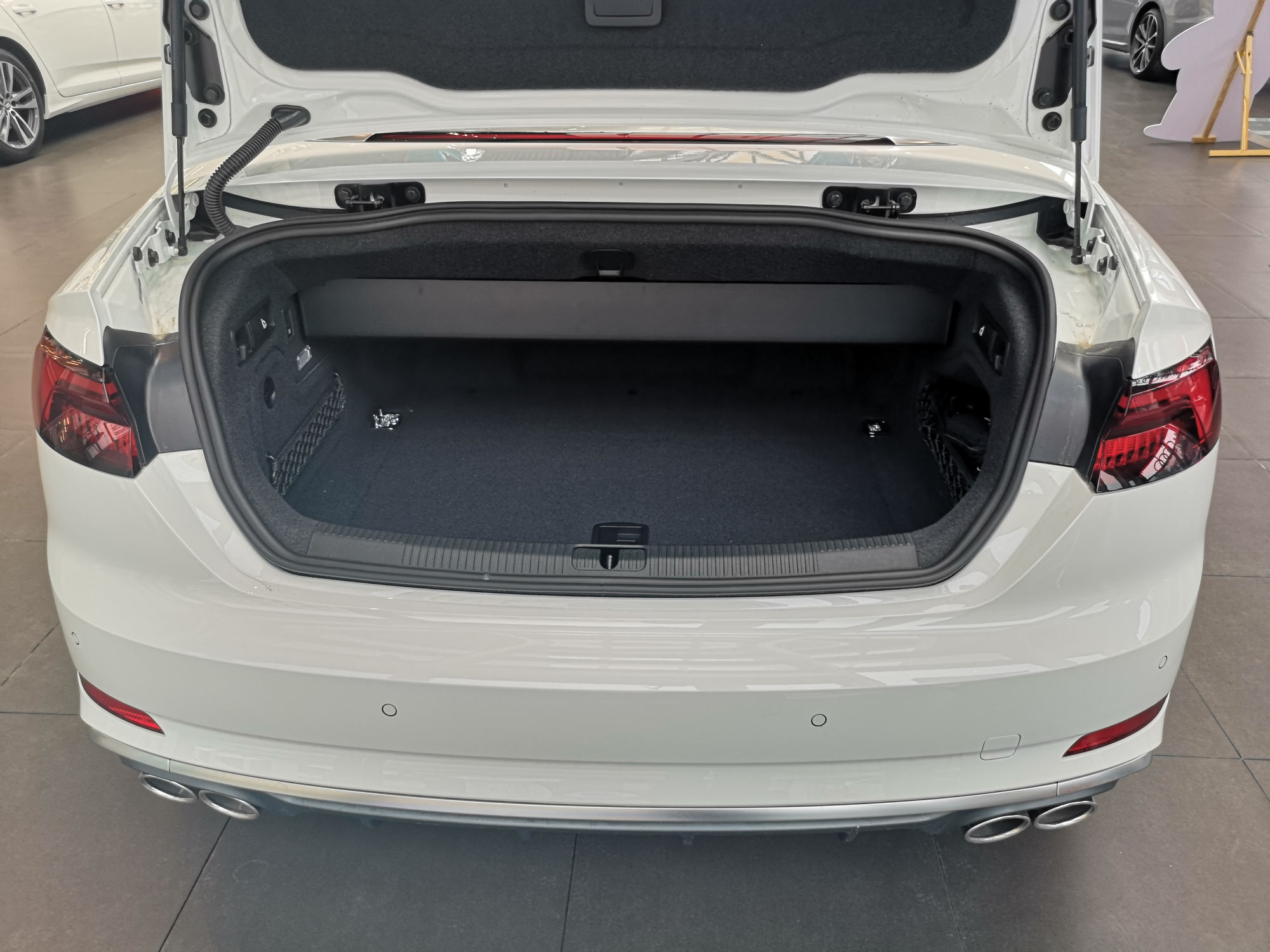 奥迪s5四门敞篷硬顶展示,运动感很强新款奥迪s5敞篷版实车