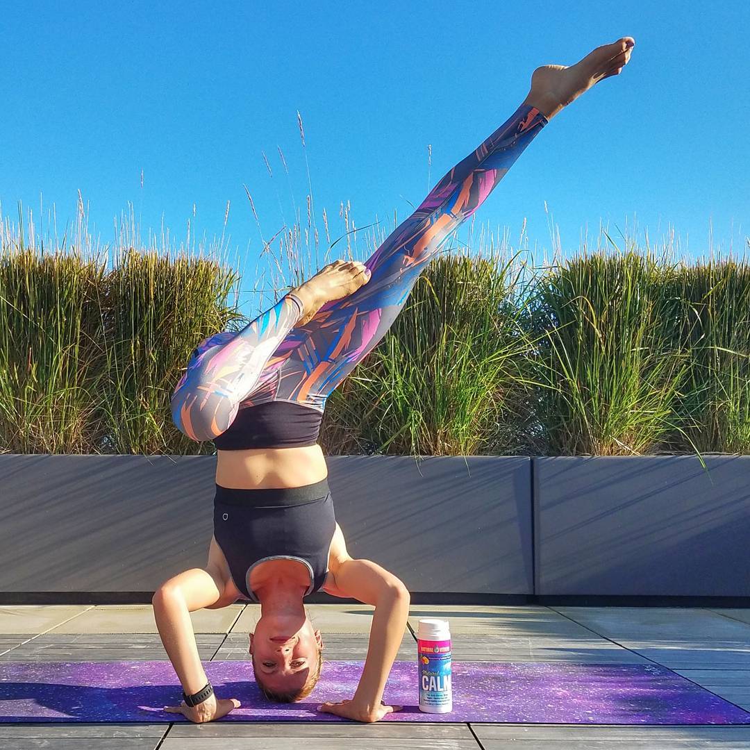 阳光明媚的午后做一下瑜伽放松,全身肉太松弛需要健身还是瑜伽