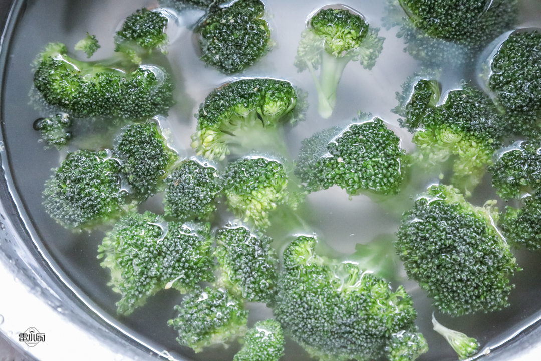 西兰花怎么洗才能使虫卵变白,清洗西兰花有哪些注意事项
