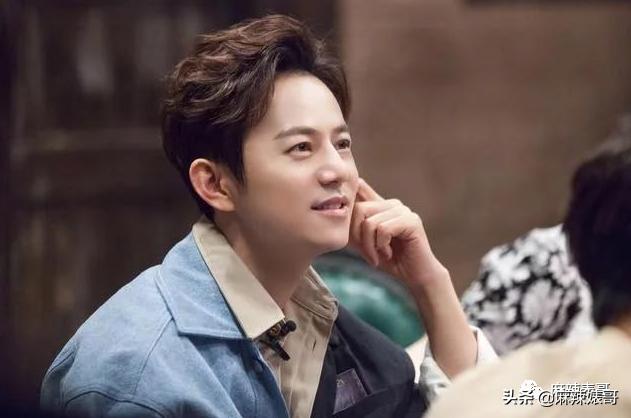 和小鲜肉牵手摸脸，又让人想到他7年前的瓜…