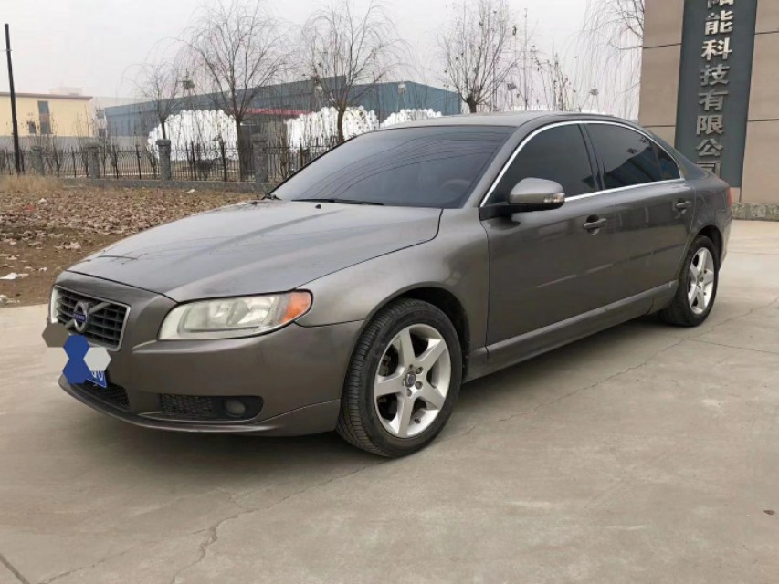 企业倒闭了，老板为了发工资把家里的沃尔沃S80卖了，等着车商来