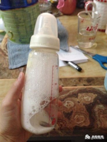 新生儿喝完奶嘴巴有泡泡正常吗,喝完奶奶瓶很多气泡怎么办