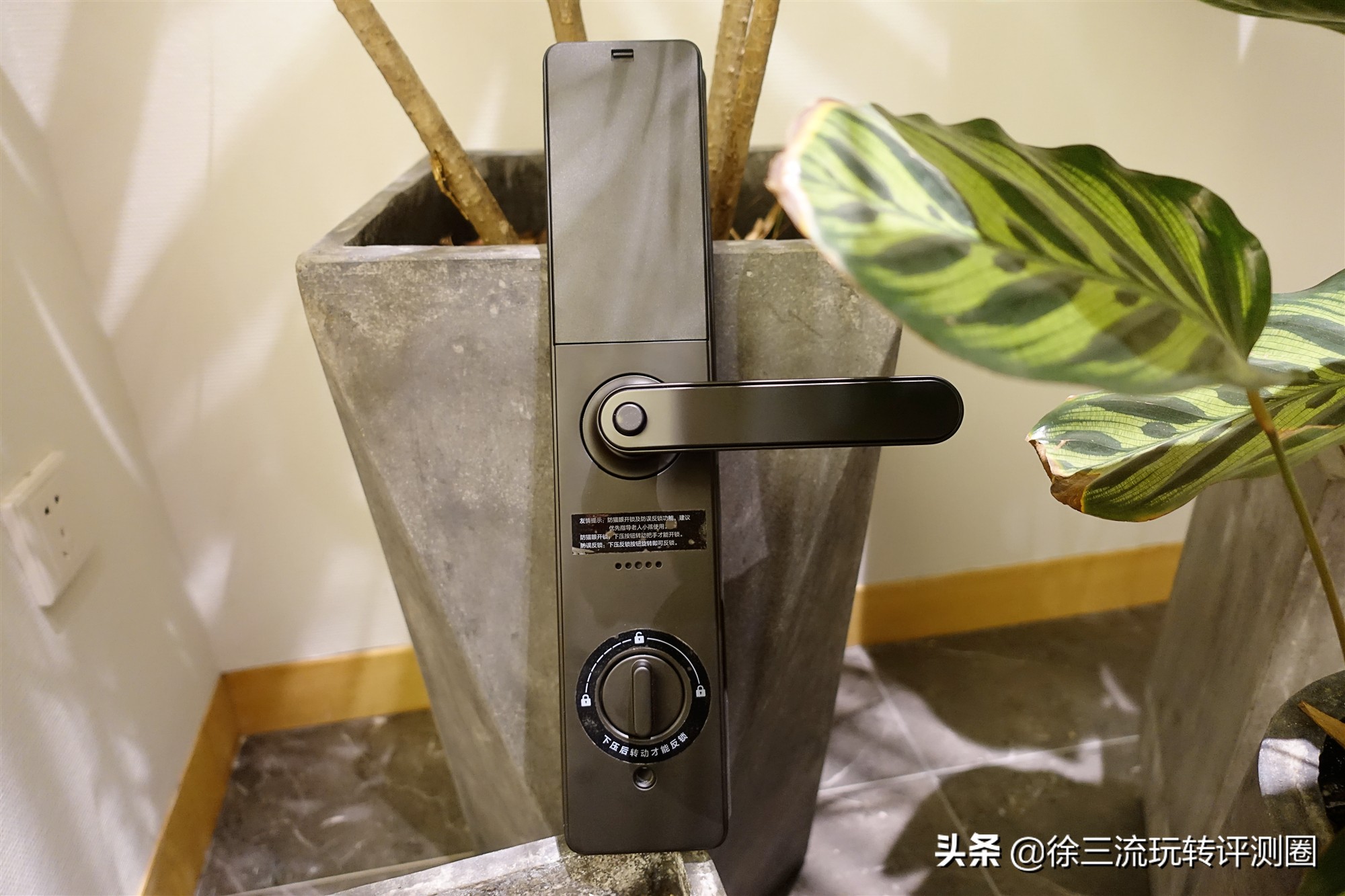 这把指纹锁不得了，内置天猫精灵AI模块，说句话就能开锁