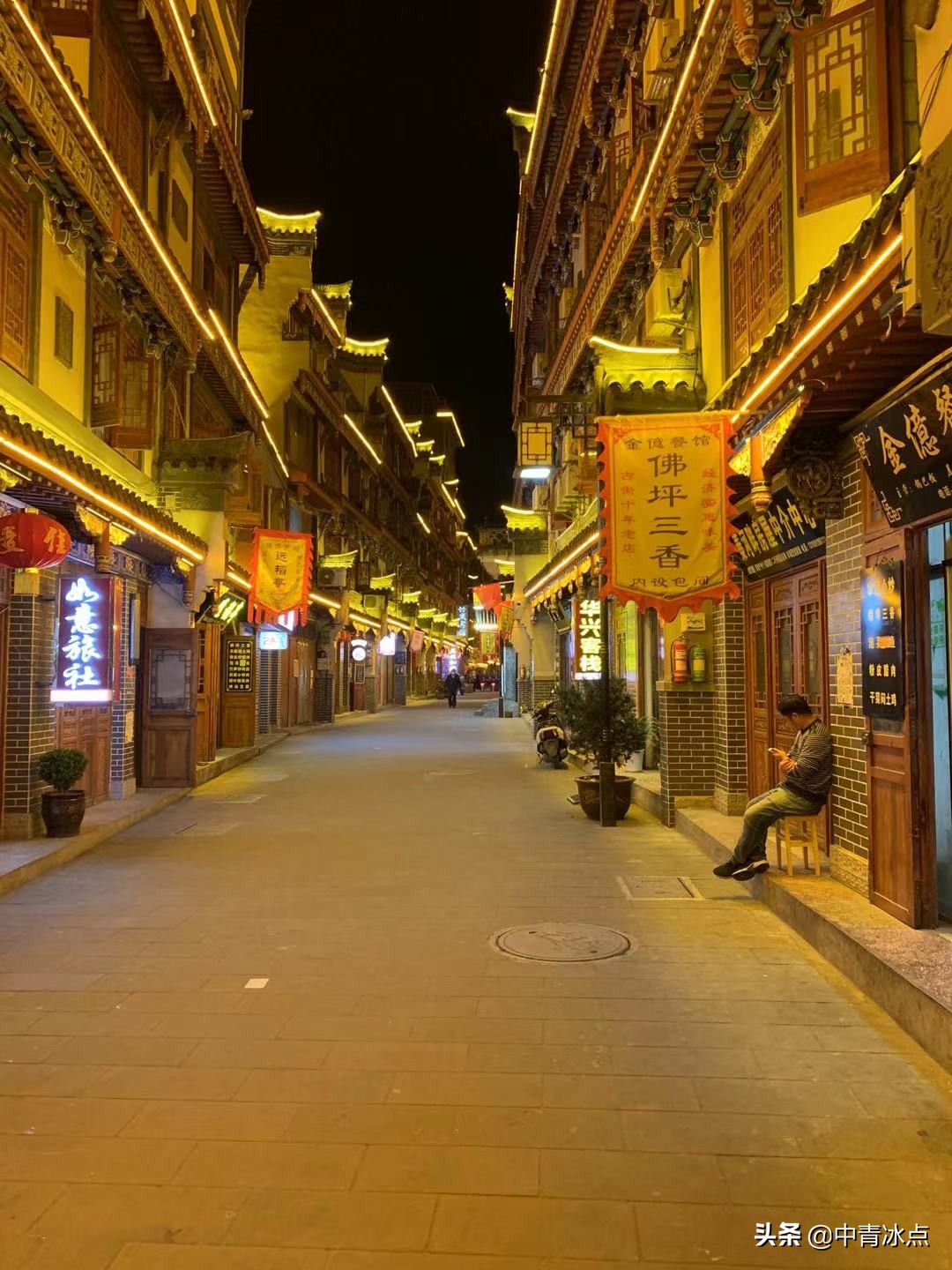 这个县人口少,熊猫多,没有红绿灯和外卖,年轻人热衷考公务员,相亲容易遇到熟人