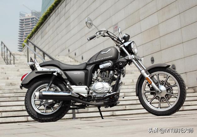 这款车售价8980元，搭配电喷动力，国产摩旅巡航太子，续航500km