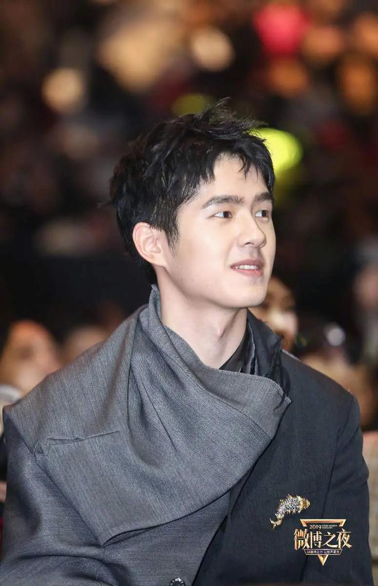 微博之夜赵丽颖杨幂一起走红毯 (杨幂赵丽颖微博之夜美图对比)