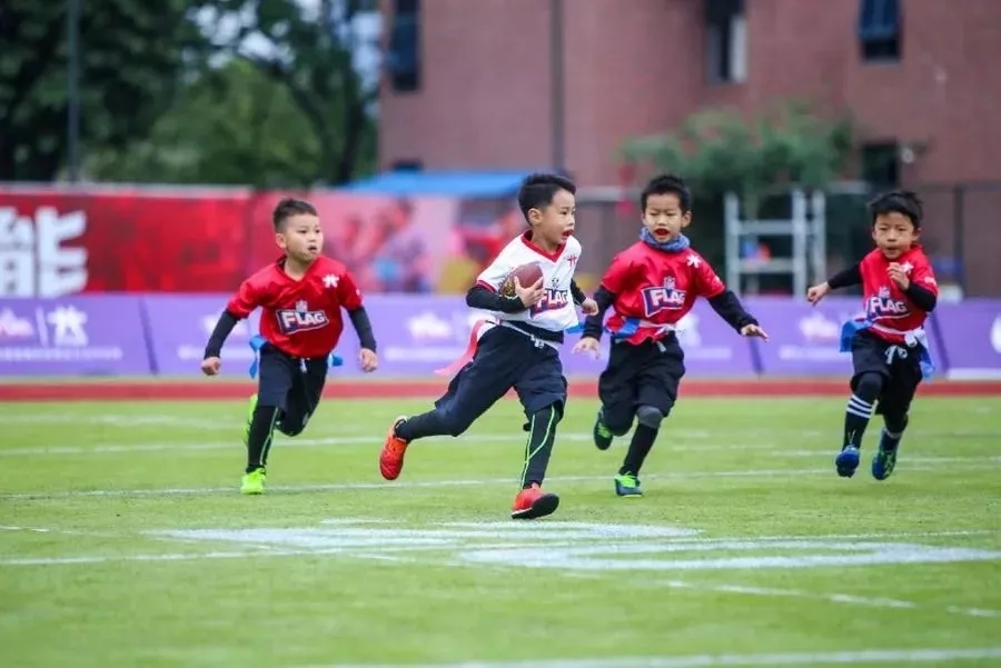 打败中国足球队的绝招,篮球足球橄榄球影响力