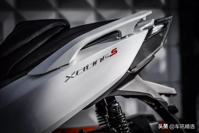 趴不动重机，换一台踏板如何？能压弯的XcitingS400，颜值还很高