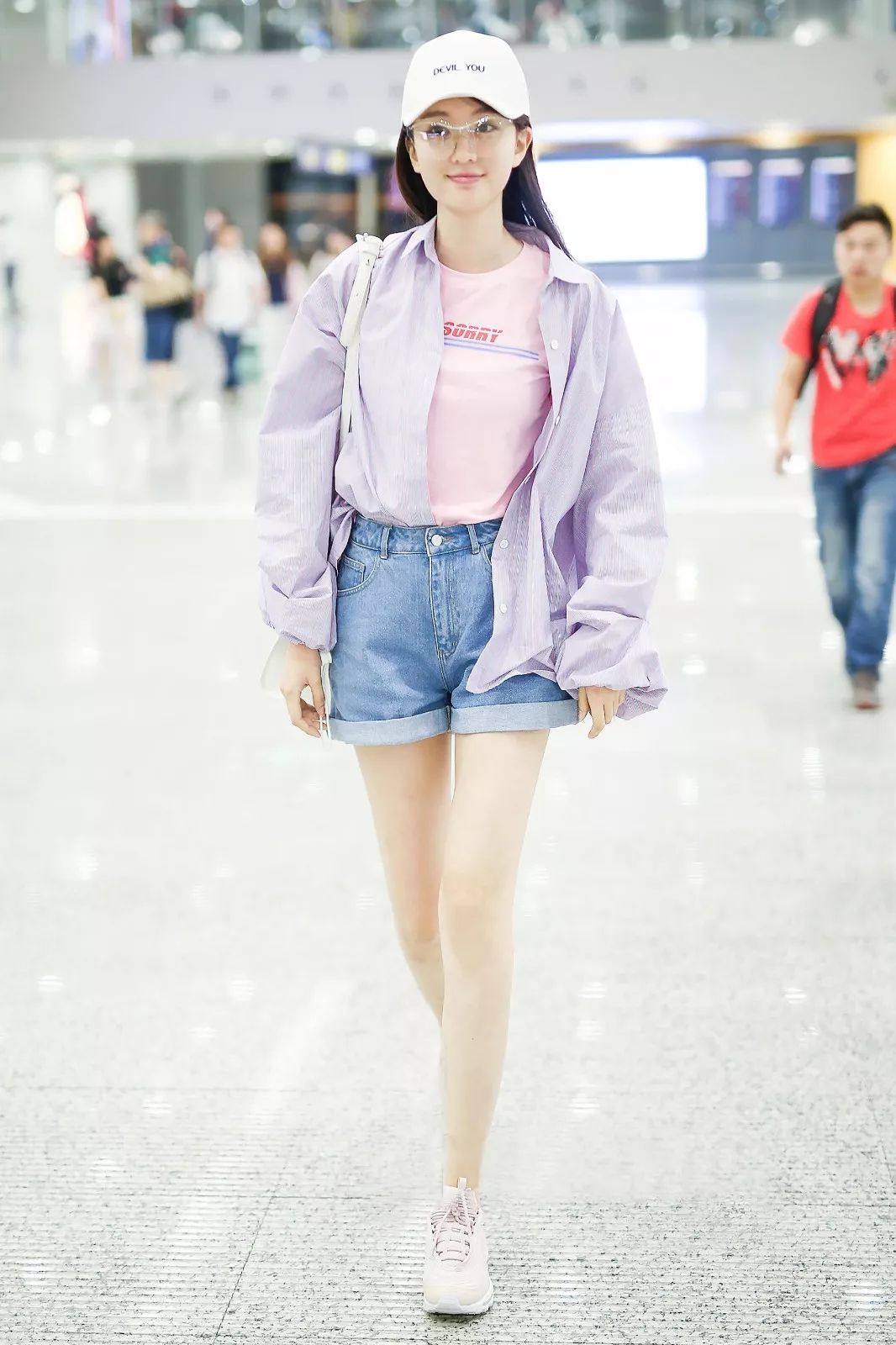 牛仔短裤最火穿法女,腿短牛仔短裤怎么穿