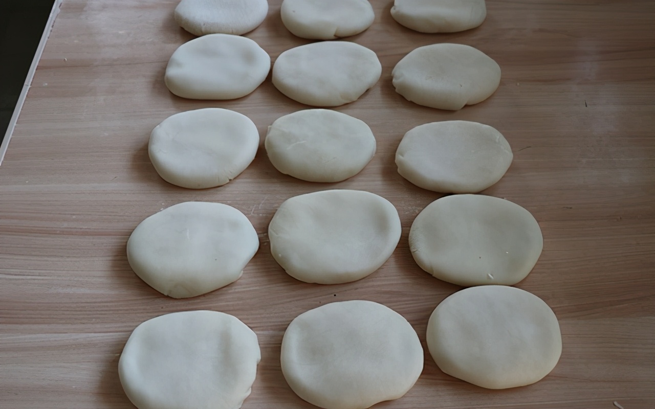 酥掉渣烧饼正宗黄桥烧饼做法,酥到掉渣的葱香黄桥烧饼做法