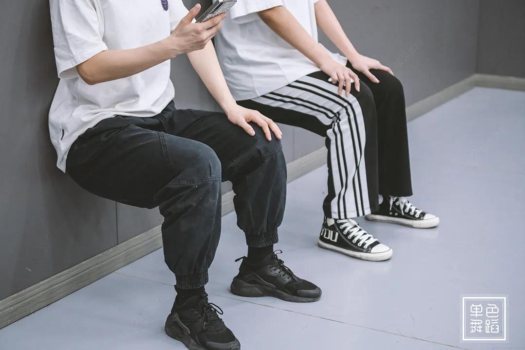 优雅穿搭和艺术感穿搭,十分简约的穿搭穿出高级感