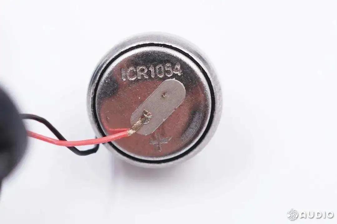 品牌争相采用,钢壳扣式电池成TWS耳机标配