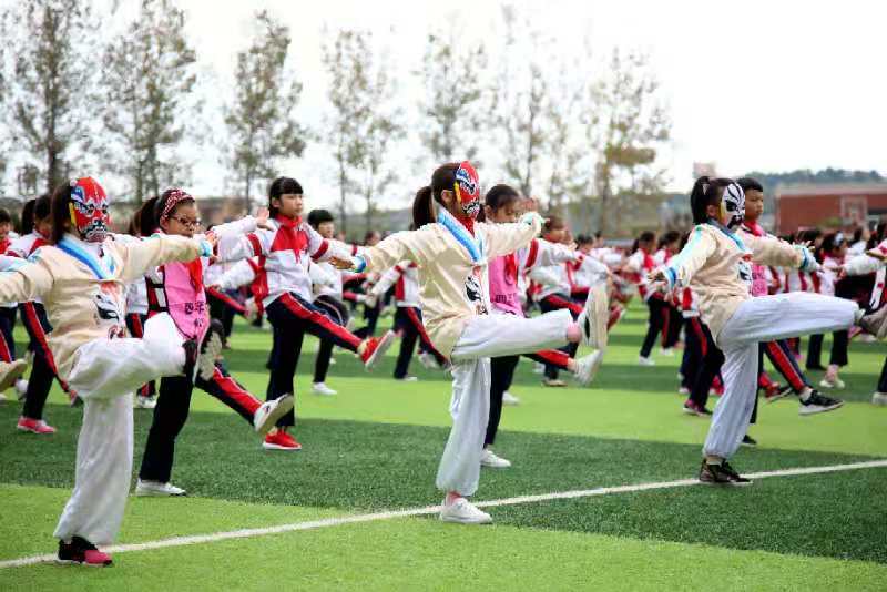 外国语里盛“国风”，这个“实验”既“好嗨”又雷人