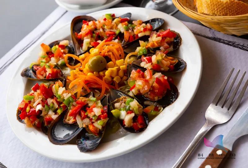 注意！这样的海水可能有毒，被污染的海鲜也不要吃！严重可致命…