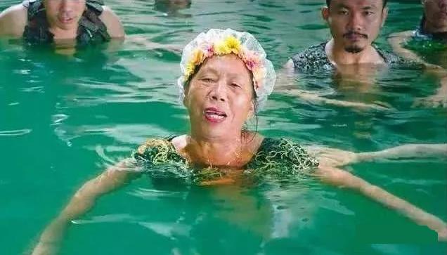 周星驰纪录片黄金配角,酱爆何文辉片酬