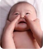 怎样的按摩手法能缓解宝宝鼻塞,婴儿鼻塞不通气小妙招抚触