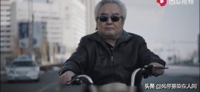 感慨穷困潦倒老人去世,破产的老年人