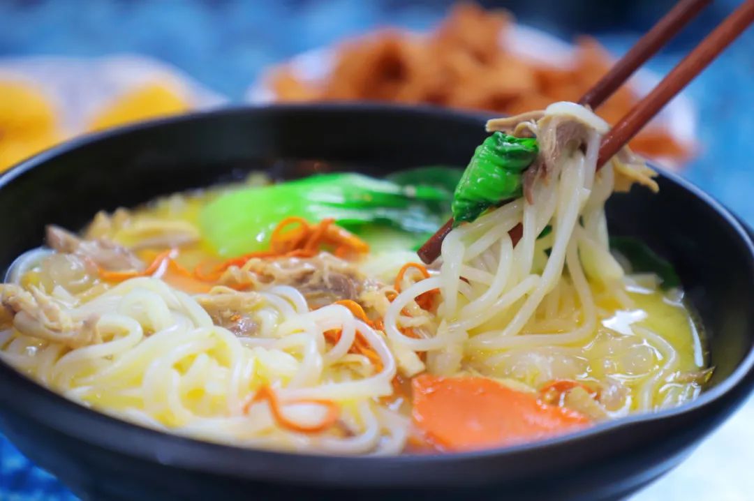 过桥米线汤底的简易做法,过桥米线汤底是什么做的