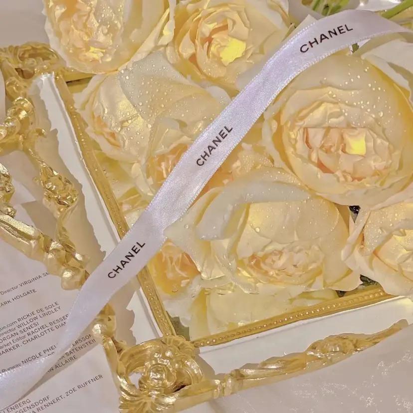 “浪漫黄玫瑰背景：玫瑰配你才浪漫，电影和你才好看”