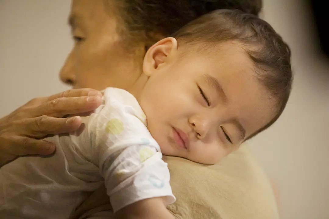 宝宝出生第一个注意事项和早教,刚出生一个星期的婴儿注意事项