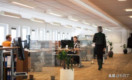 员工上班迟到一分钟无良老板扣100,员工上班迟到10分钟被罚款违法吗