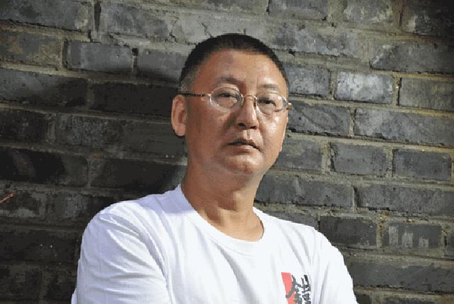 当年那位嫌当市长不赚钱,辞职经商的樊建川,再见模样沦落火车站？