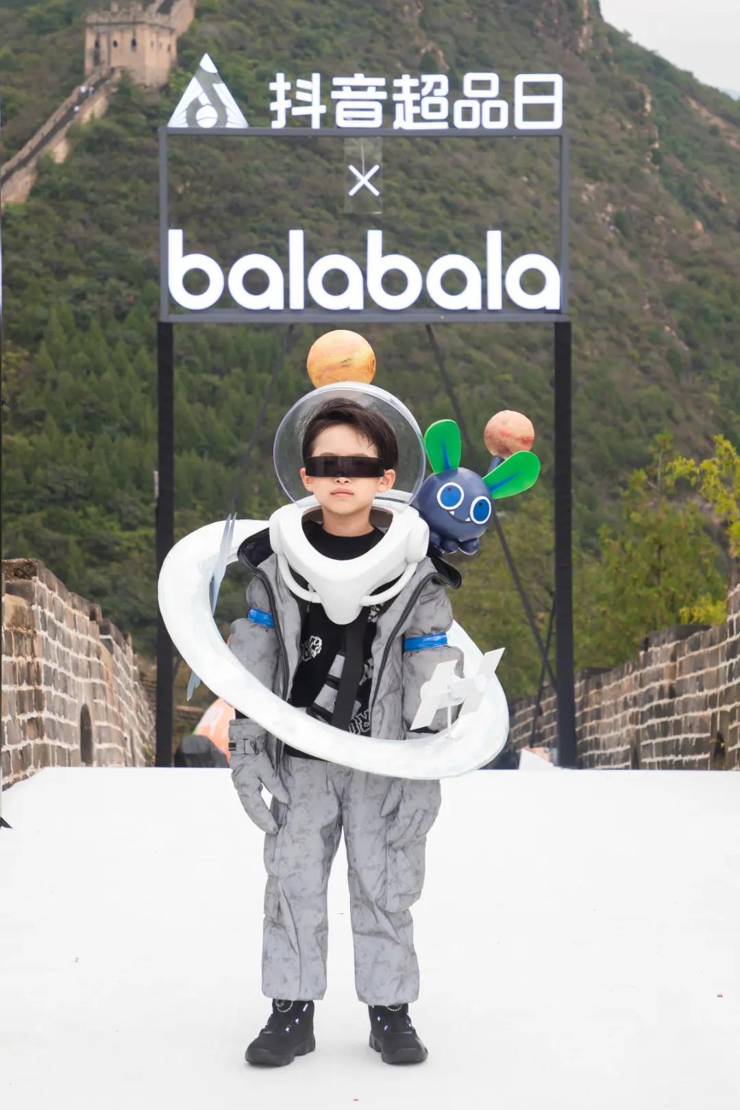 爬雄伟长城,看balabala“羽你相绒”大秀,孩子们的冬天充满想象