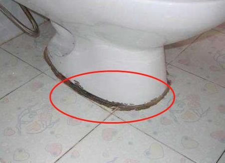卫生间马桶底部发黑怎么处理,厕所马桶有黑色的水渍怎么办