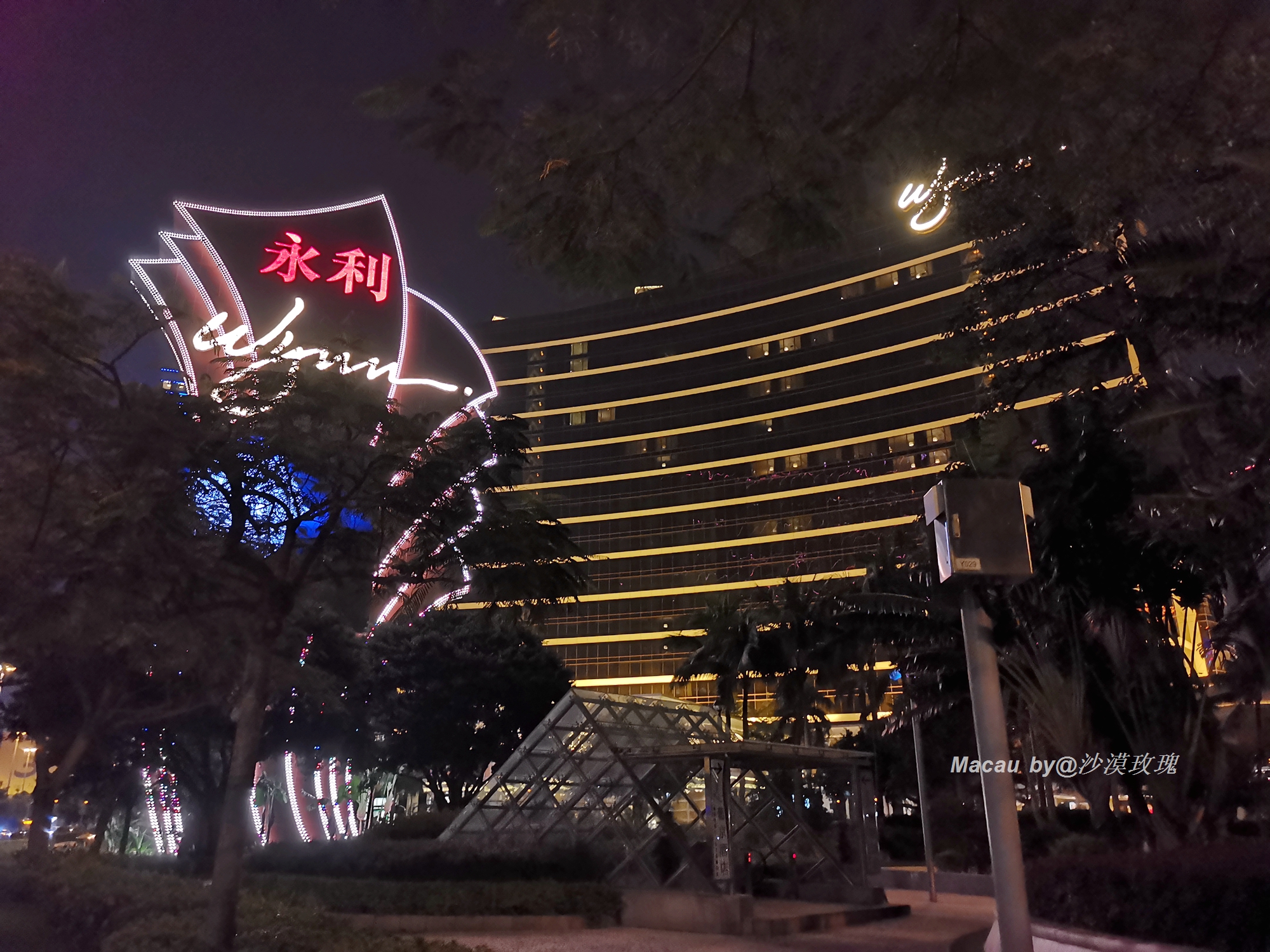 澳门葡京酒店豪华客房一晚多少钱,澳门的美高梅酒店住一晚要多少钱