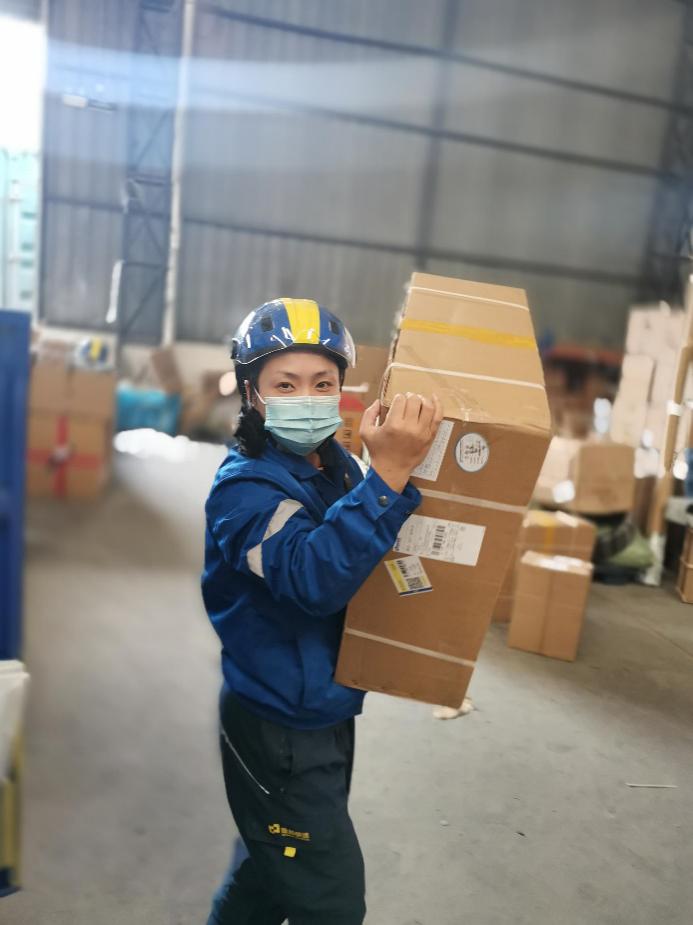 德邦快递小姐姐视频,上海德邦快递小姐姐